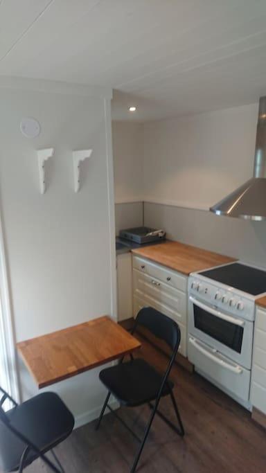 Nyrenoverad Charmig Gaeststuga Med Sovloft I Jaerpen Jarpen Exterior foto
