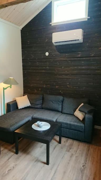 Nyrenoverad Charmig Gaeststuga Med Sovloft I Jaerpen Jarpen Exterior foto